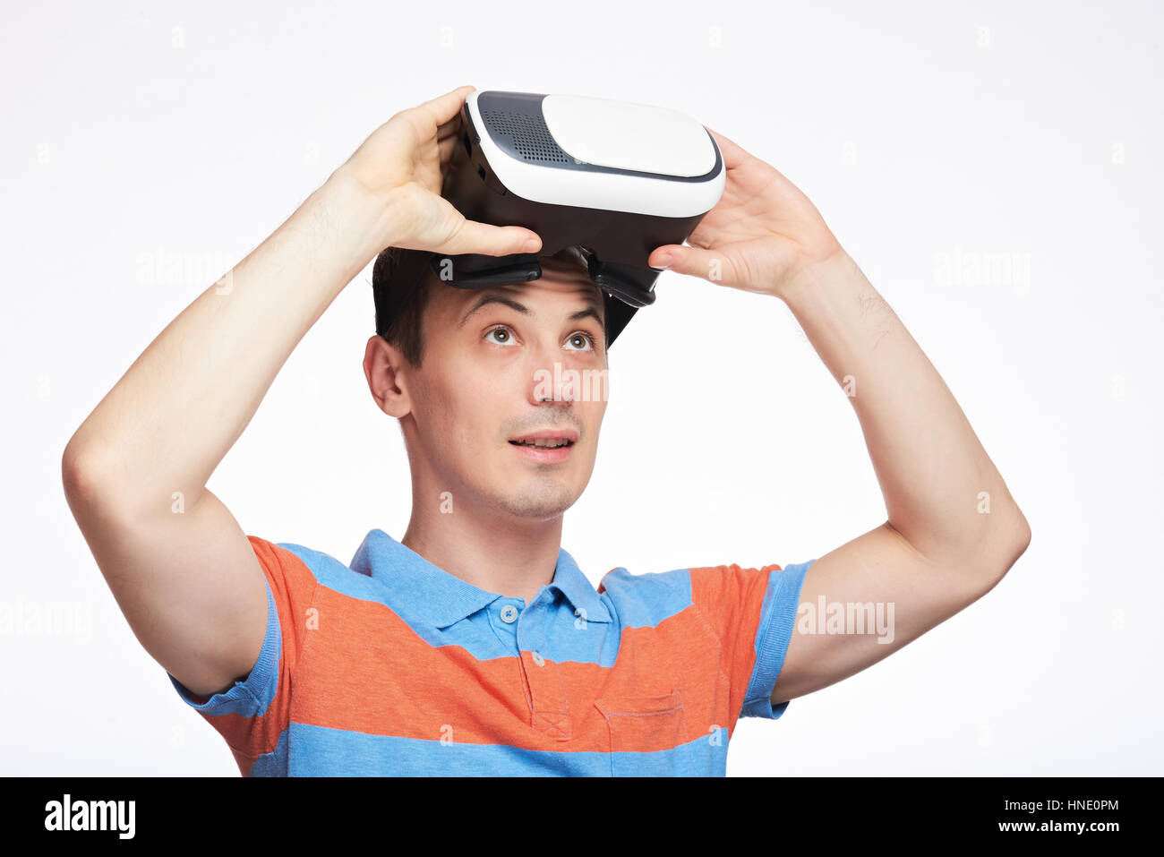 Man nachschlagen mit VR-Brille. Virtual-Reality-Brille auf Stirn isoliert auf weißem Hintergrund Stockfoto
