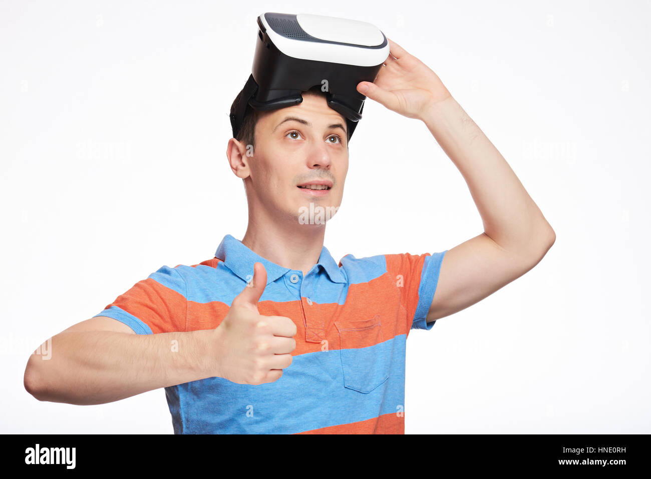 Gute virtual-Reality-Brille. Mann zeigen Daumen VR Brille tragen Stockfoto