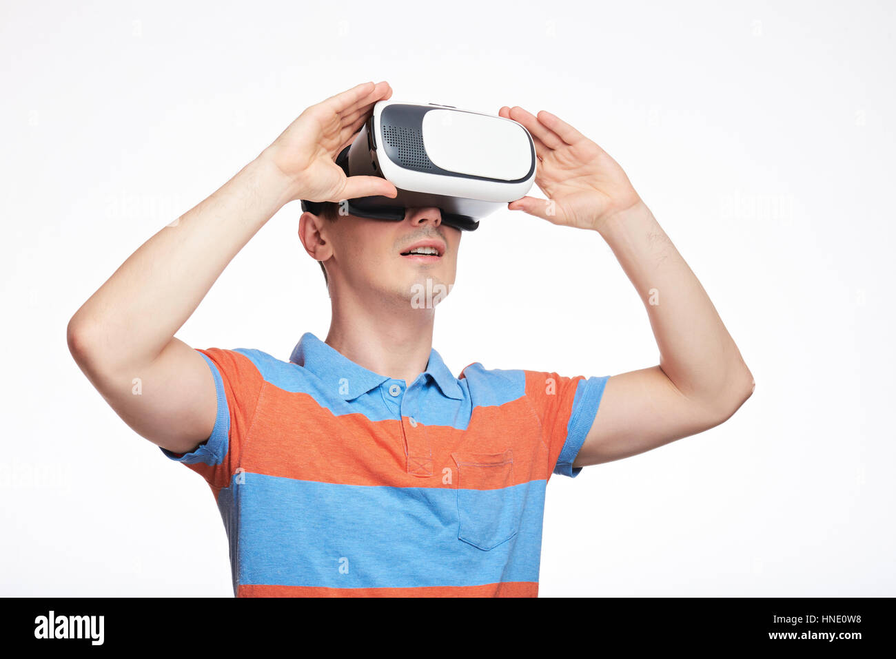 Mann in der virtuellen Realität mit VR-Brille isoliert auf weißem Hintergrund Stockfoto