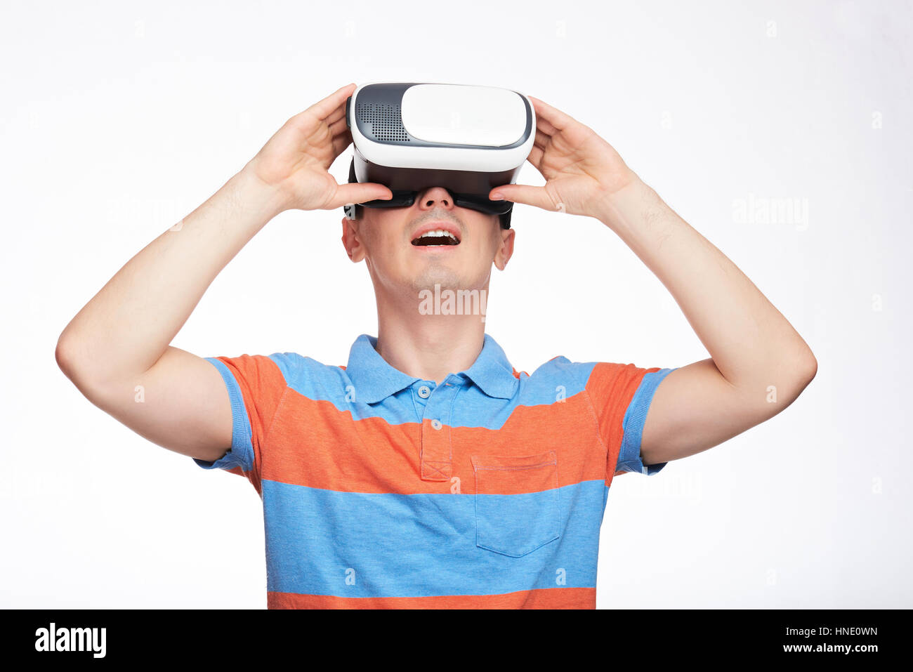 Mann in VR-Brille isoliert auf weißem Hintergrund überrascht. Mann in virtual-Reality-Brille Stockfoto