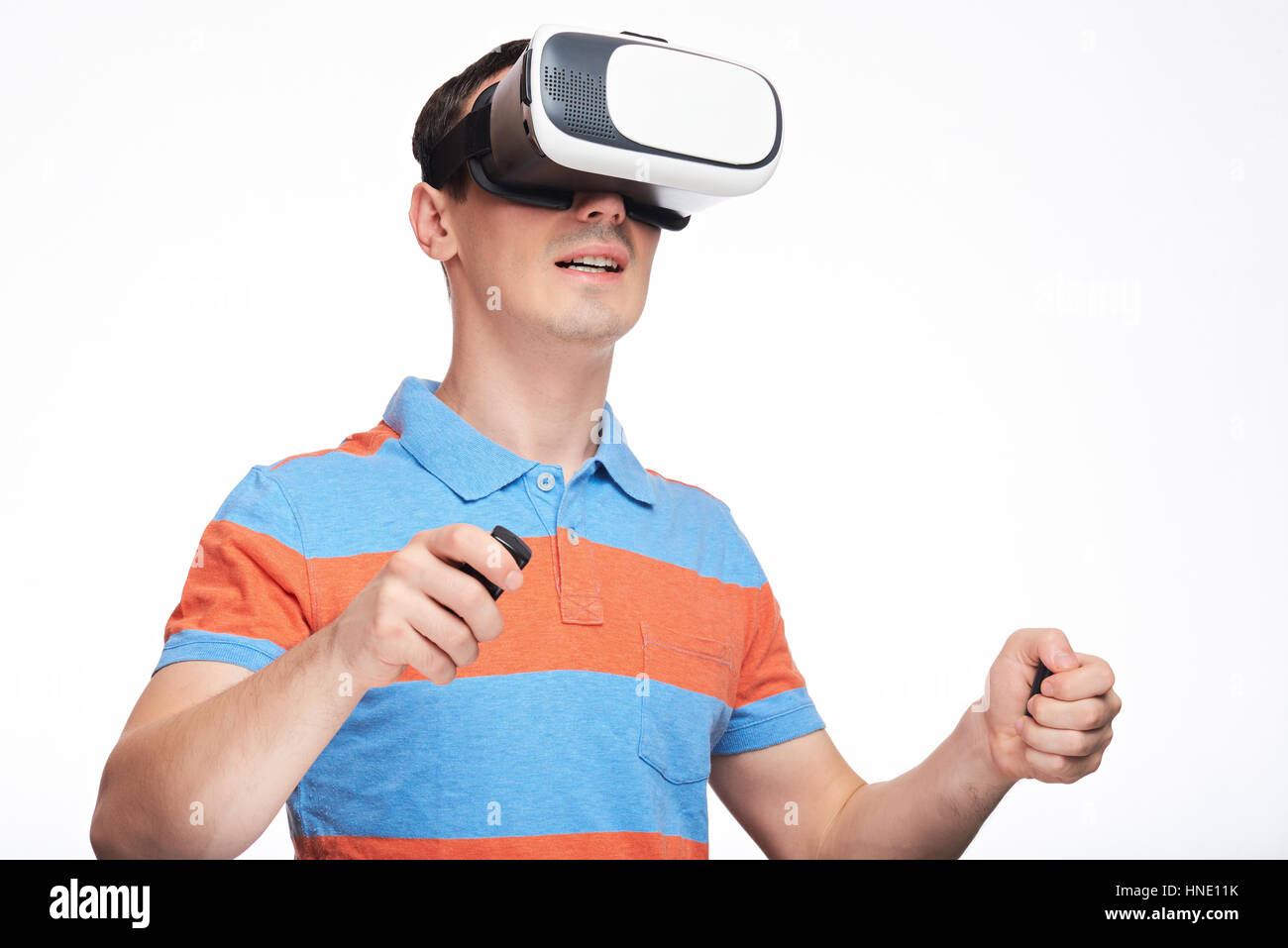 Mann mit VR-Brille und Controller isoliert auf weißem Hintergrund. Mann in virtual-Reality-Brille Stockfoto