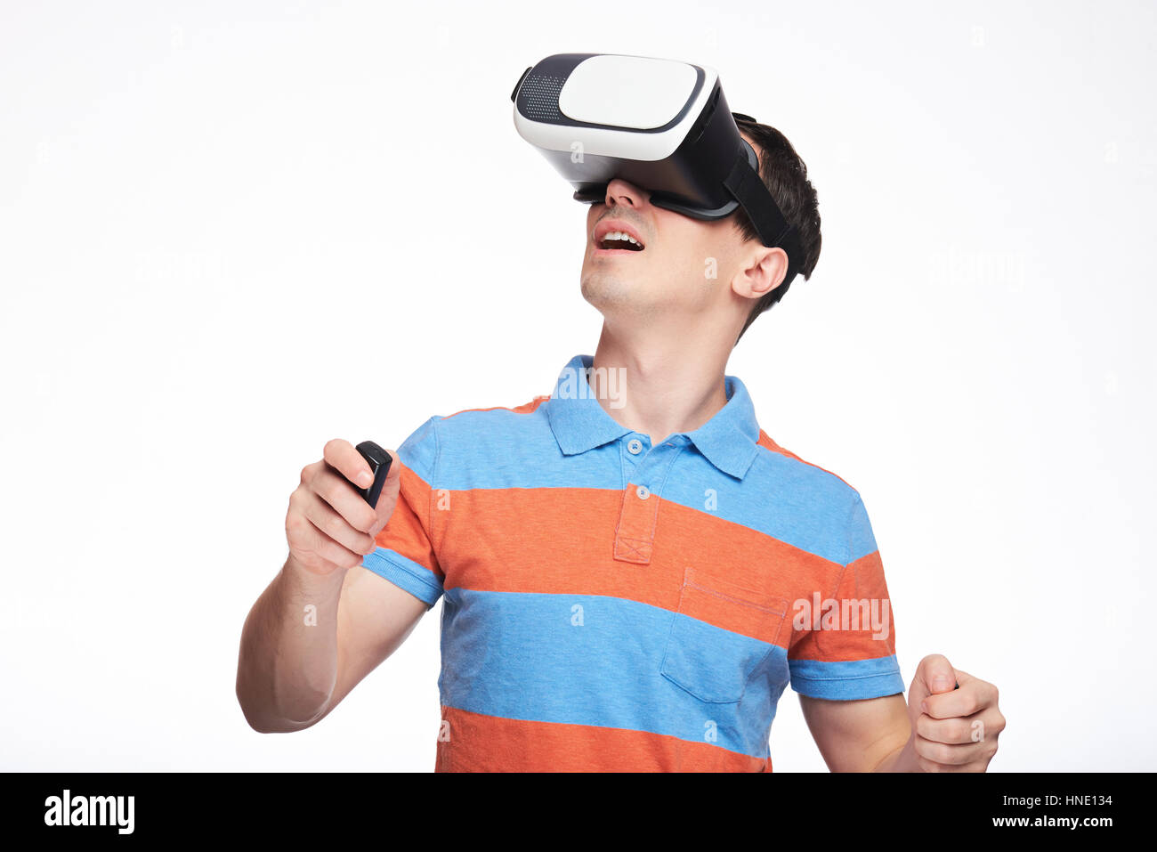Menschen spielen in der virtuellen Realität isoliert auf weißem Hintergrund. Kerl mit VR-Brille Stockfoto