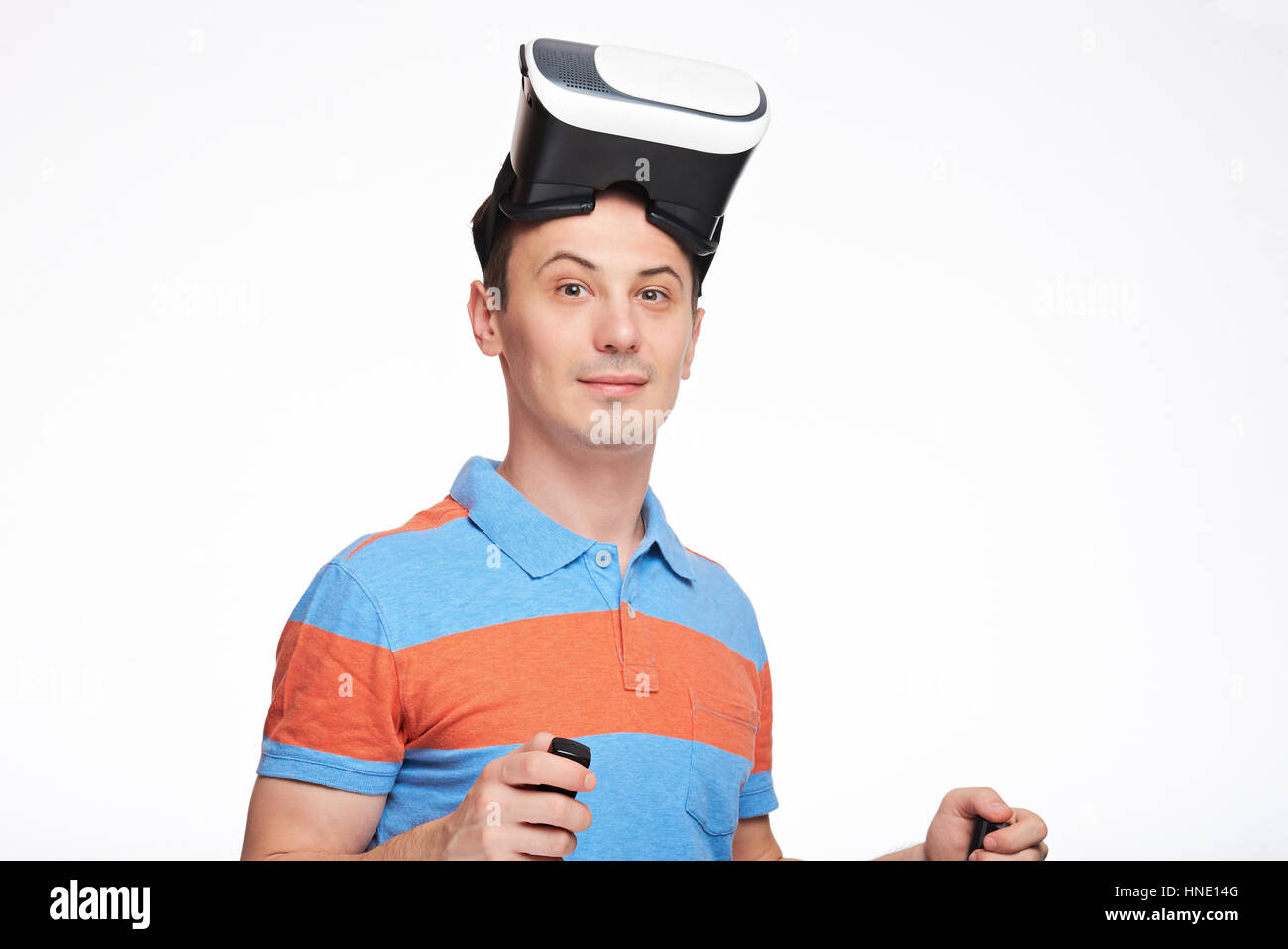 lächelnder Mann mit virtual-Reality-Brille auf Stirn isoliert weiß Stockfoto