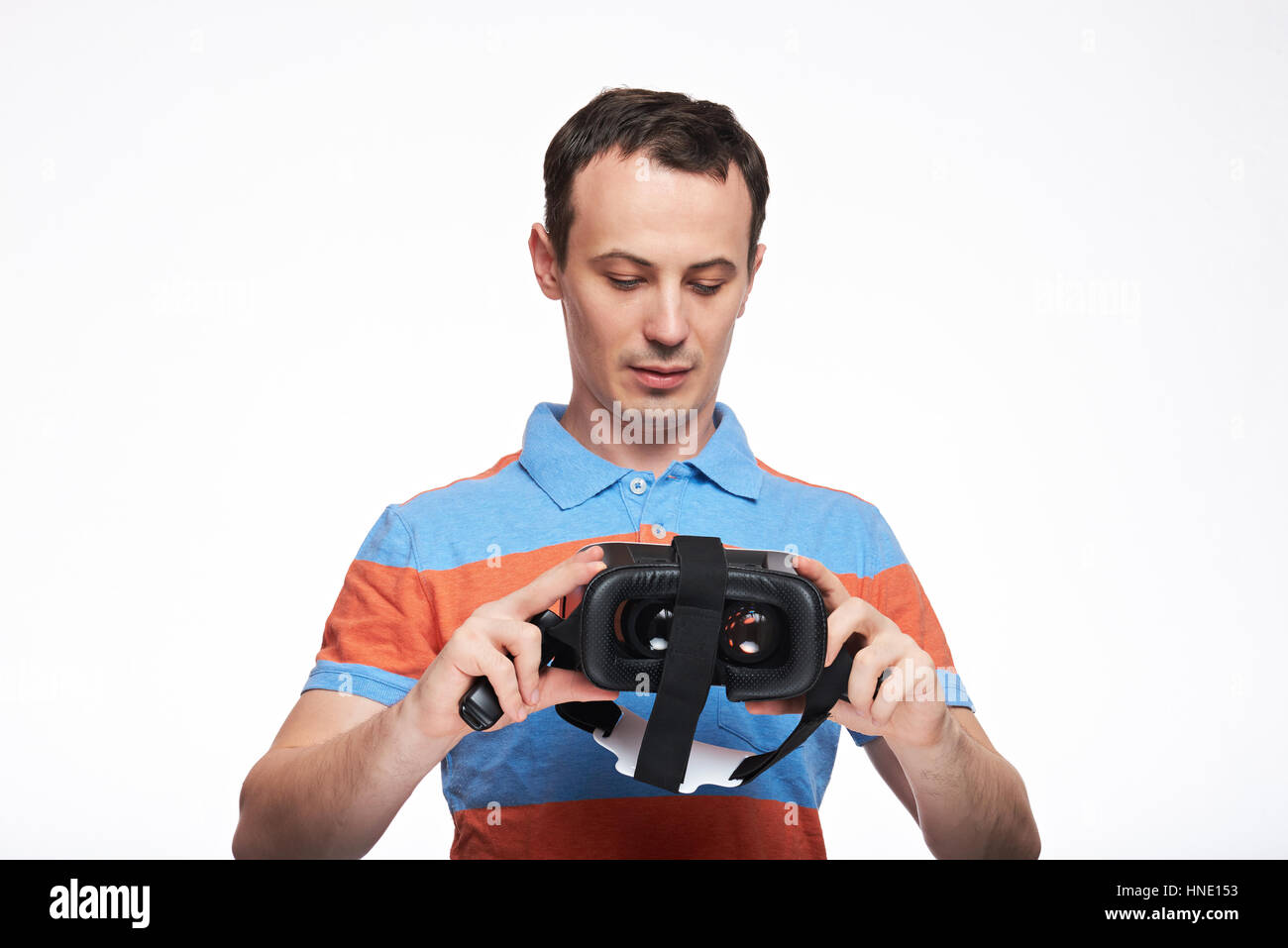 Mann, die Einrichtung von virtual-Reality-Brille isoliert auf weißem Hintergrund Stockfoto