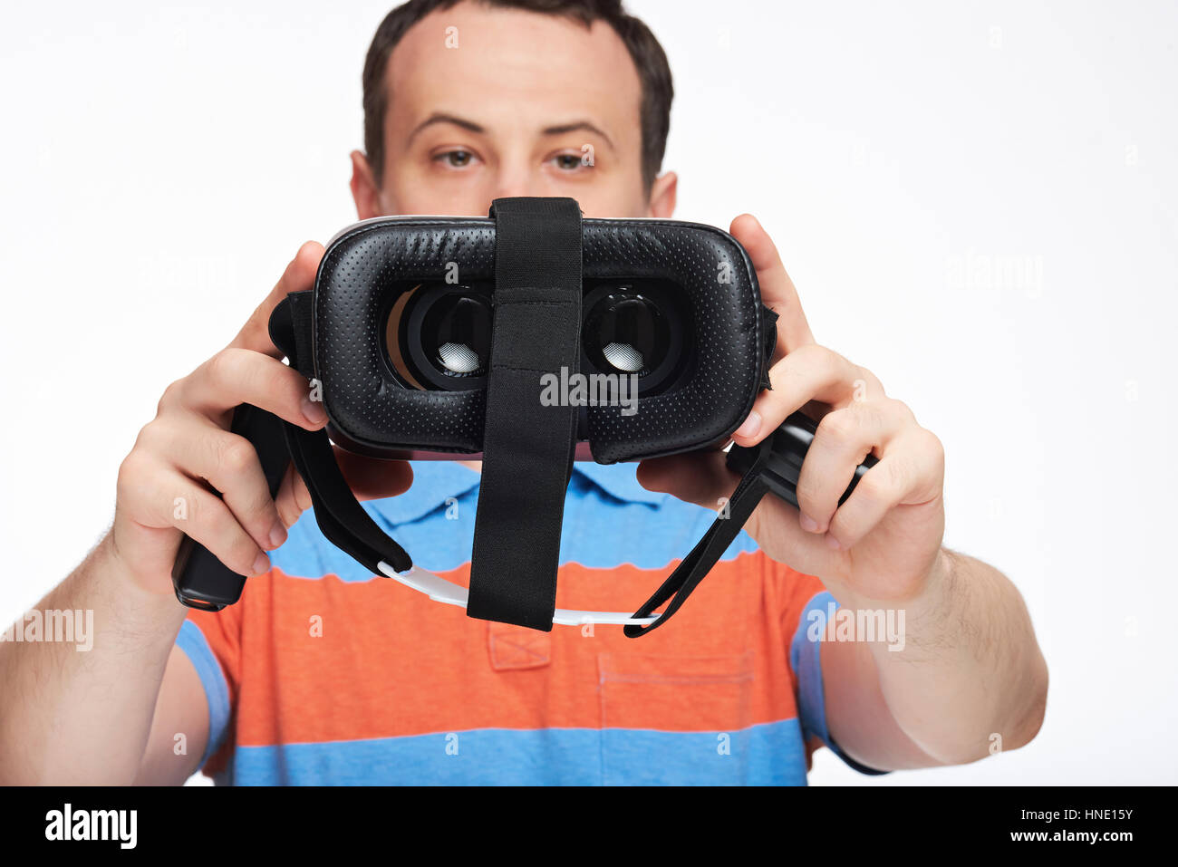 Virtual Reality-Brillen in Mannhände infront isoliert auf weißem Hintergrund Stockfoto