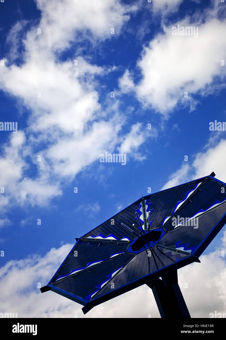 Solarbatterien auf blauen Himmelshintergrund Stockfoto