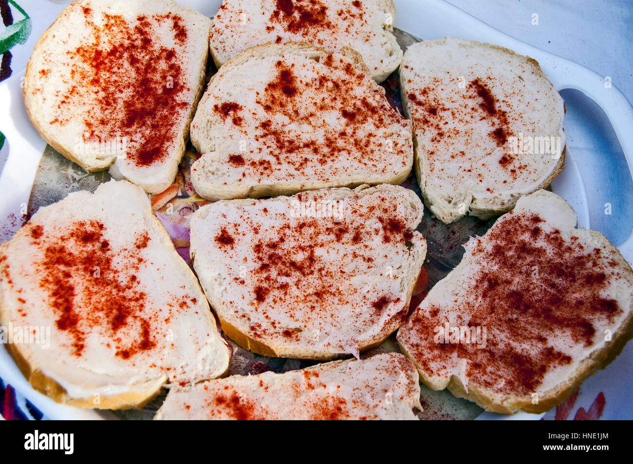 Traditionelle Banat essen Brot mit Schmalz und mit roten Pfeffer bestreut. Stockfoto