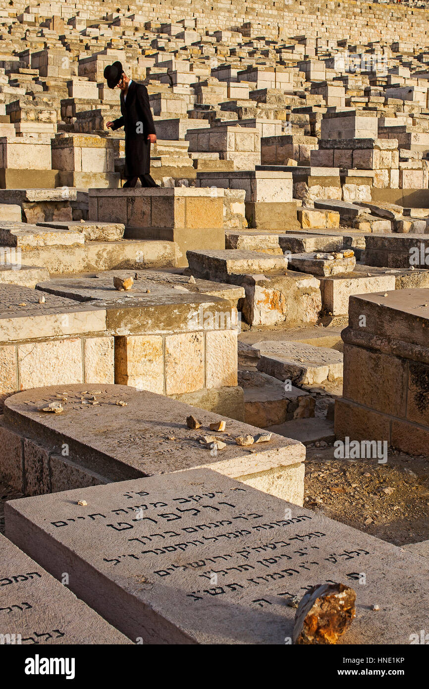 Orthodoxe Juden im jüdischen Friedhof, Ölberg, Jerusalem, Israel. Stockfoto