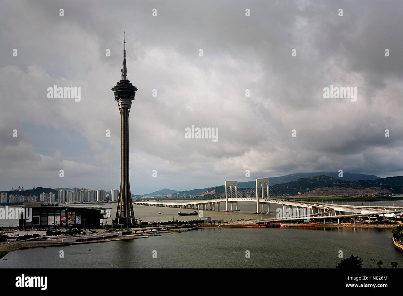 Macau Tower und Sai Van Brücke verbindet Macau, Taipa Island, Macau, China Stockfoto