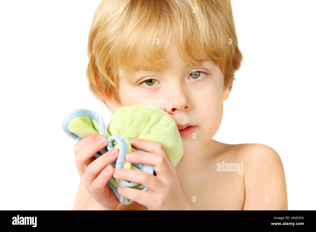 Junge mit verletzte Lippe hält ein Ice Pack. Stockfoto