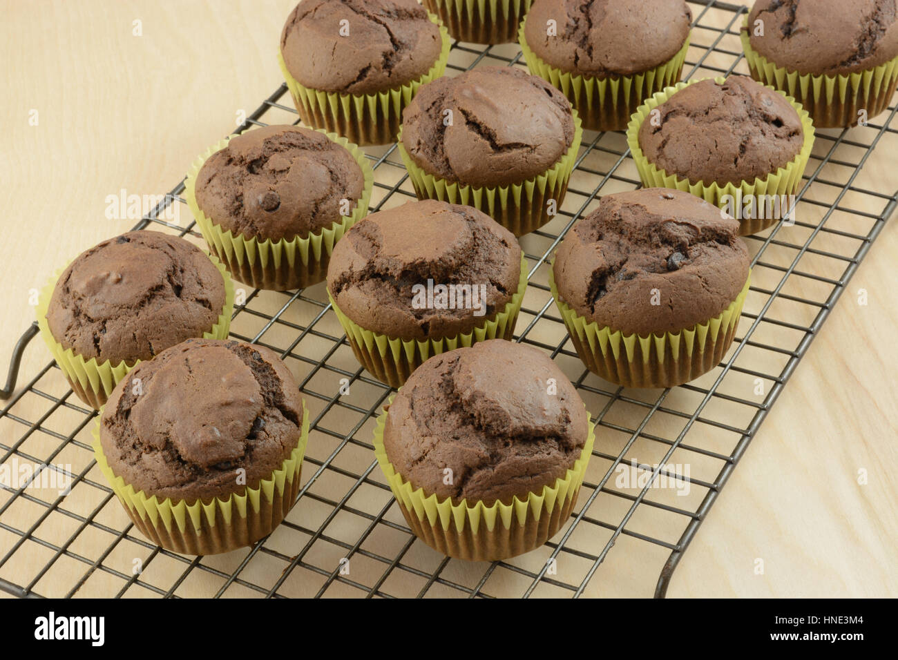 Stapel von zuckerfreien Schokolade hacken, die Schokolade Muffins auf Rack-Kühlung Stockfoto