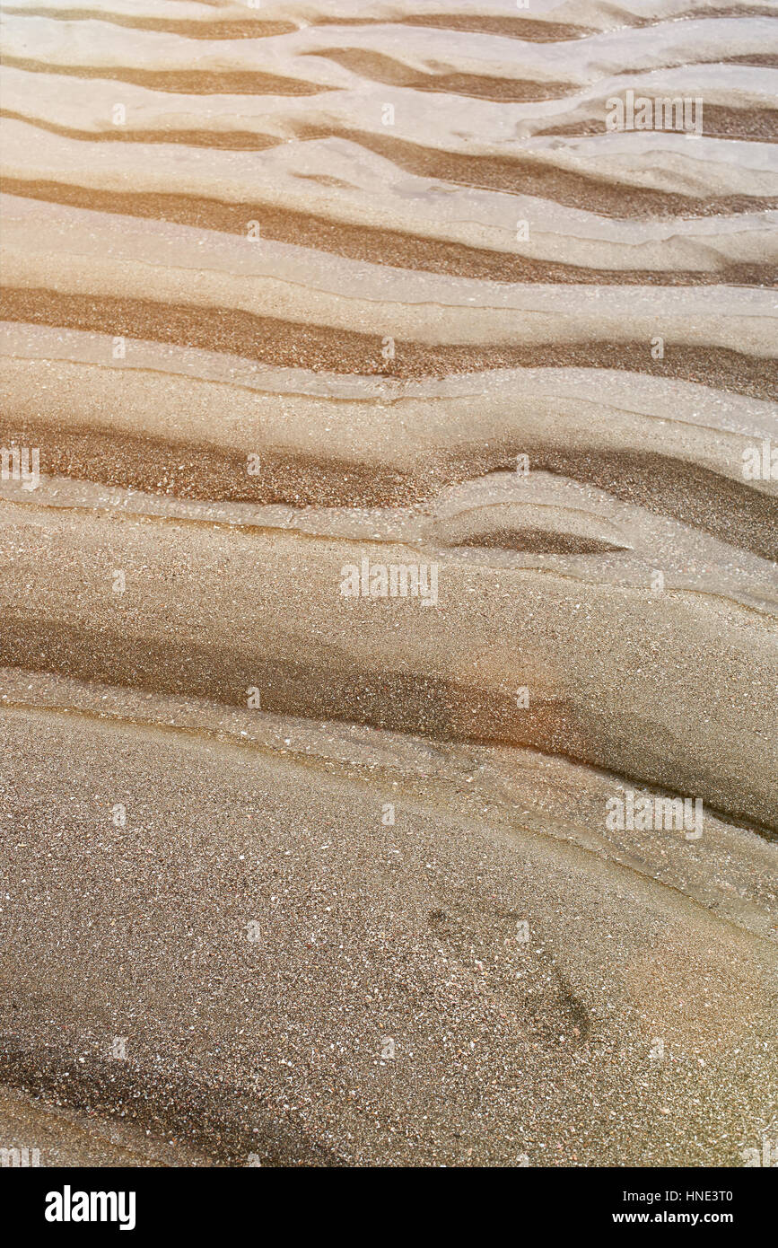 Fußdruck auf abstrakte Welle Sand im sonnigen Licht Stockfoto