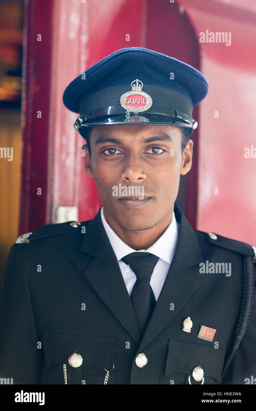 Dirigent in der der Viceroy Special touristischen Zug, Bahnhof Kandy, Kande, Sri Lanka Stockfoto