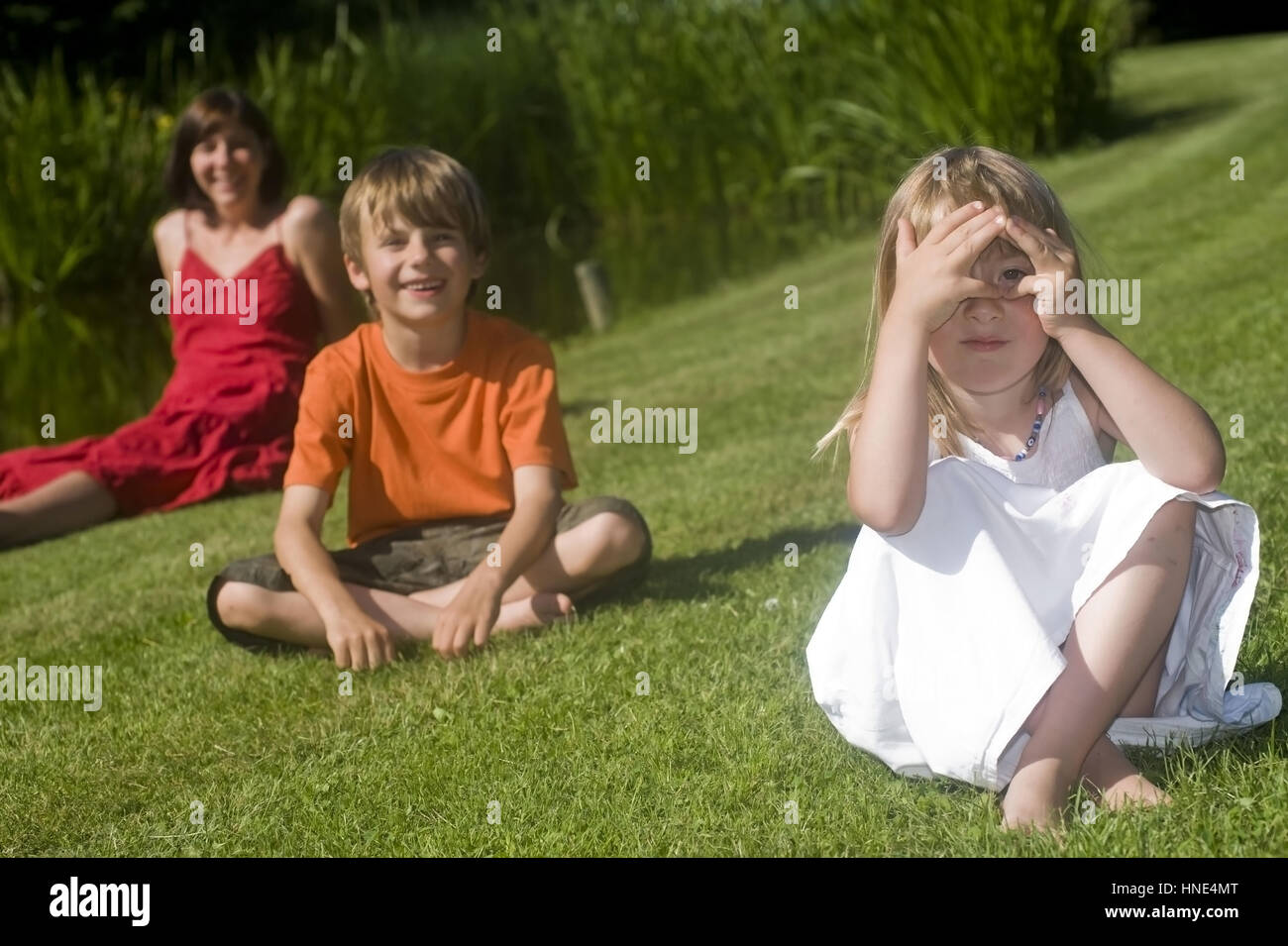 Model Release, Mutter Mit Zwei ging in der Wiese - Mutter mit zwei Kindern Stockfoto