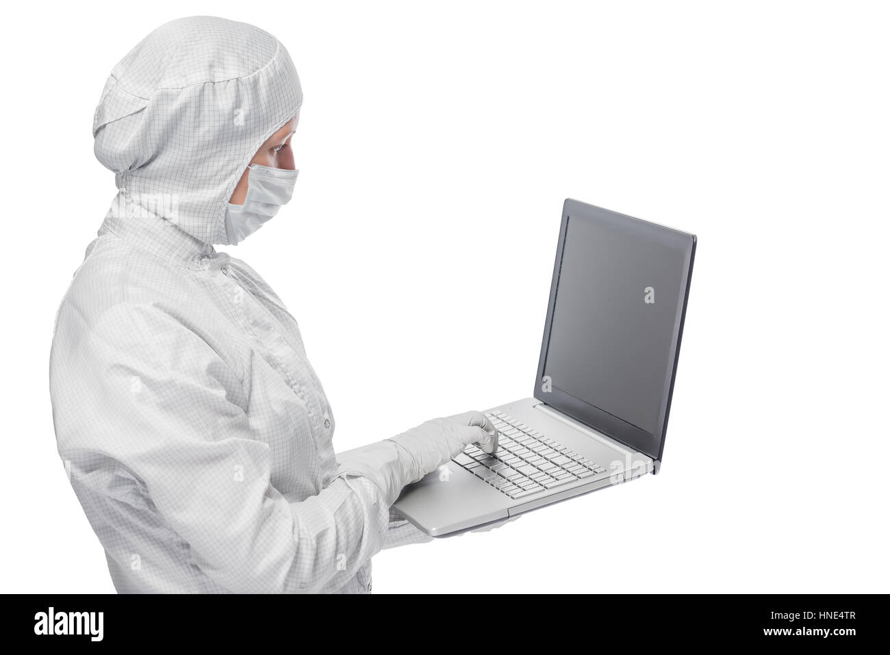 Anzug in eine schützende Wissenschaftler arbeiten mit Laptop isoliert Stockfoto
