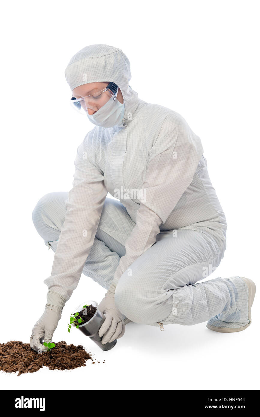 Arbeiter in einem Schutzanzug untersucht den Boden auf einem weißen Hintergrund Stockfoto