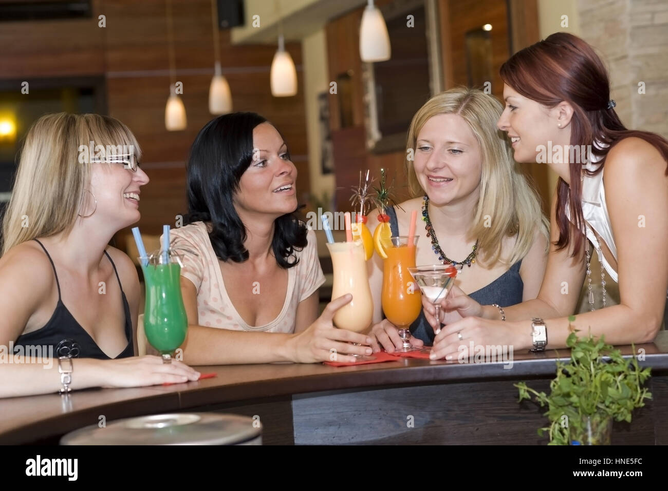 Model Release, Vier Junge Frauen einer Mit Cocktails eine der Bar - vier Frauen in der cocktail-bar Stockfoto