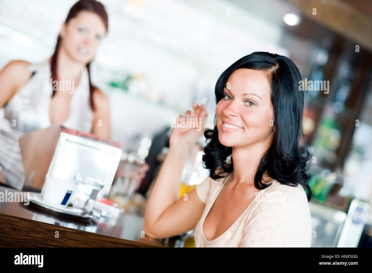 Model-release, Junge Frau Sitzt eine der Theke Im Kaffeehaus Und Raucht - junge Frau Rauchen in der cafeteria Stockfoto