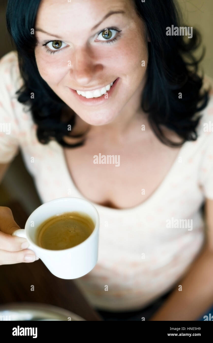 Model Release, Junge Frau Mit Kaffeetasse - junge Frau mit Tasse Kaffee Stockfoto
