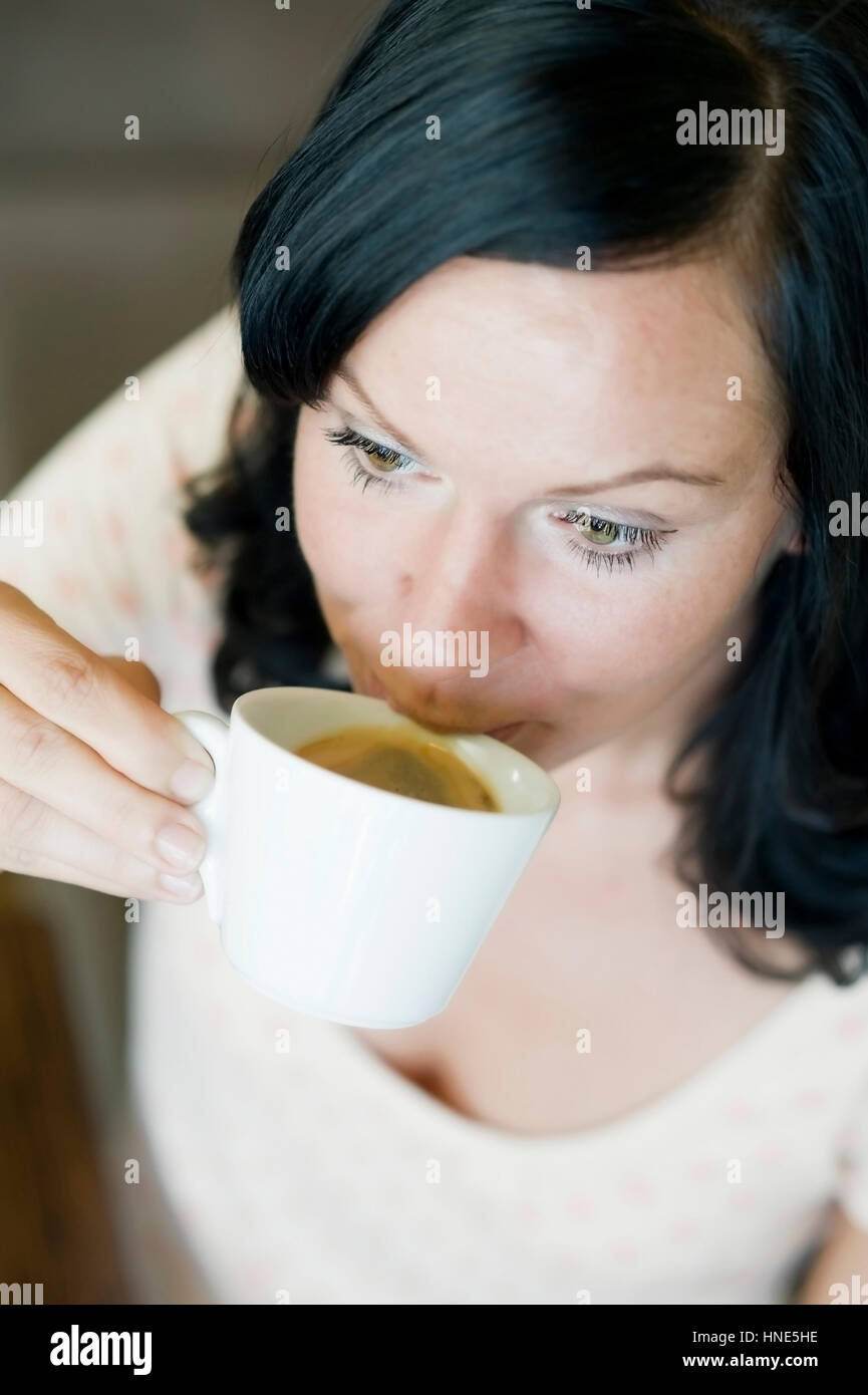 Model Release, Junge Frau entschied Kaffee - junge Frau trinkt Kaffee Stockfoto