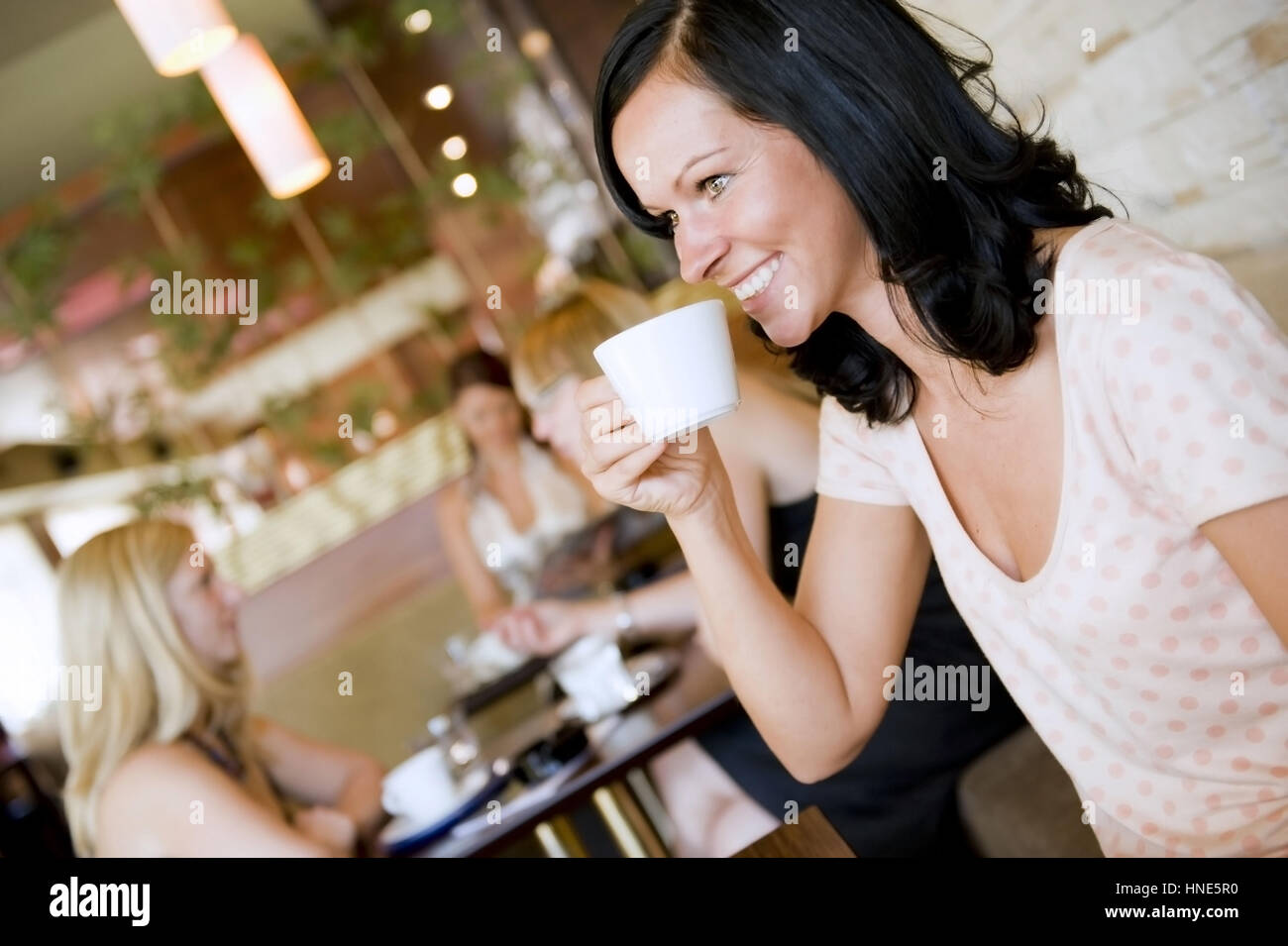 Model Release, Junge Frauen Im Kaffeehaus - junge Frauen in cafeteria Stockfoto