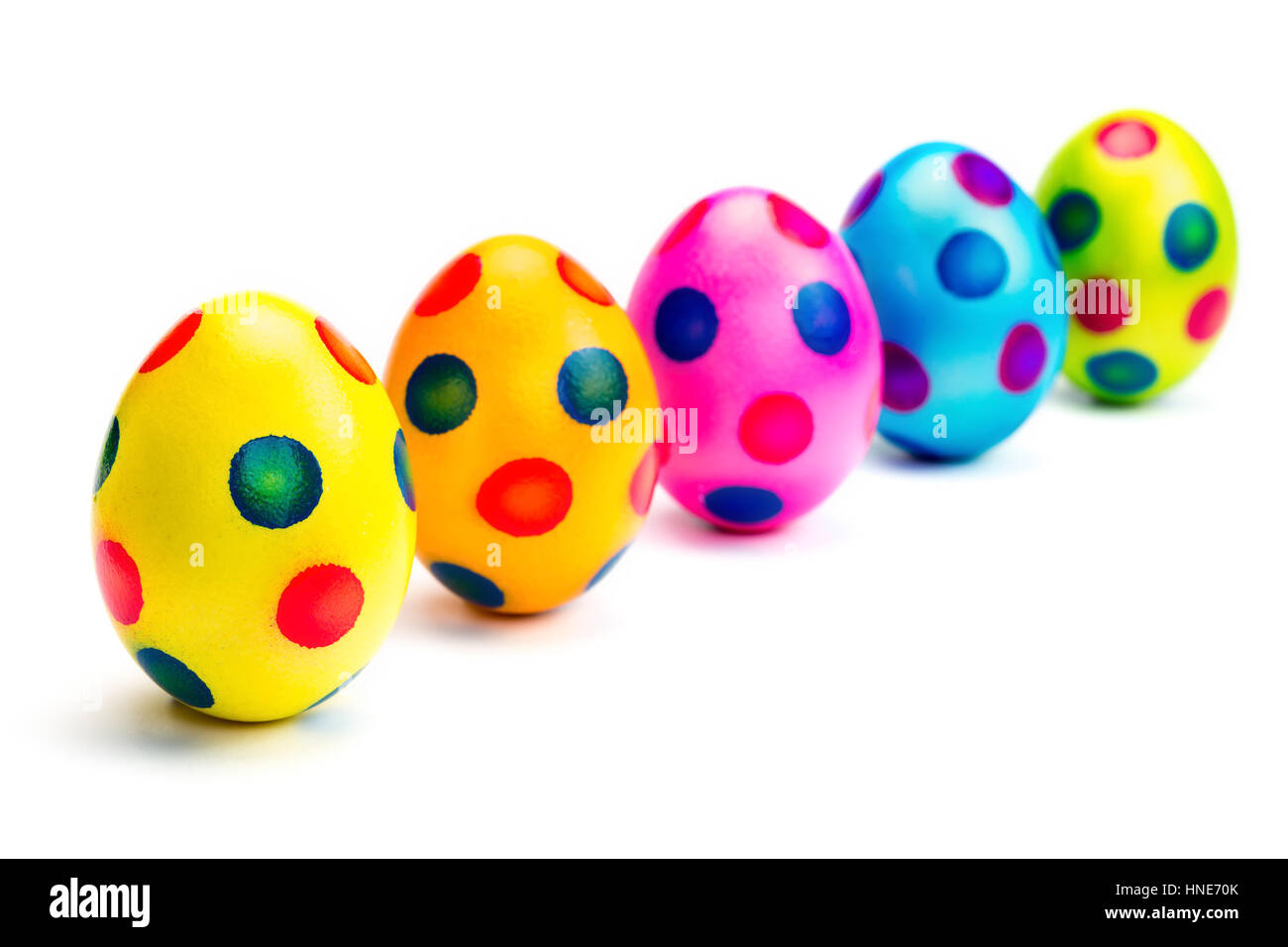 Reihe von Ostereiern isoliert auf weißem Hintergrund Stockfoto