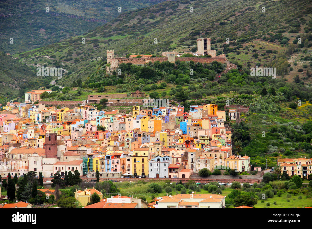 Bosa Stadt mit bunten Häusern und Serravalle Schloß, Provinz Oristano, Sardinien, Italien Stockfoto