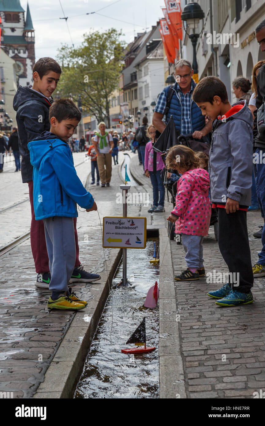 Kinder Segeln Spielzeugboote in Freiburg Runnels, Freiburg Im Breisgau, Deutschland Stockfoto