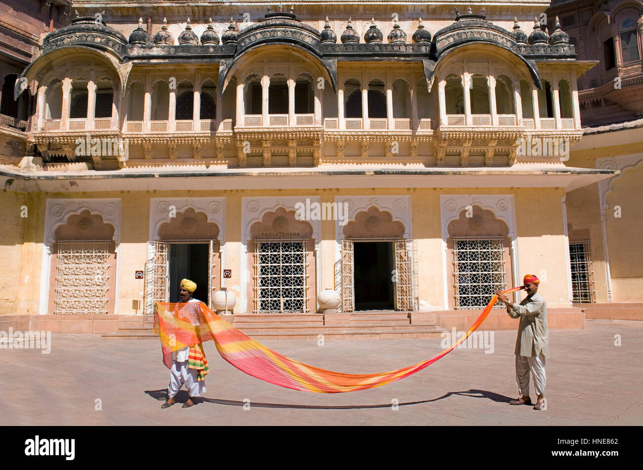 Männer setzen auf den Turban in Mehrangarh Fort, im Inneren der Festung, Jodhpur, Rajasthan, Indien Stockfoto