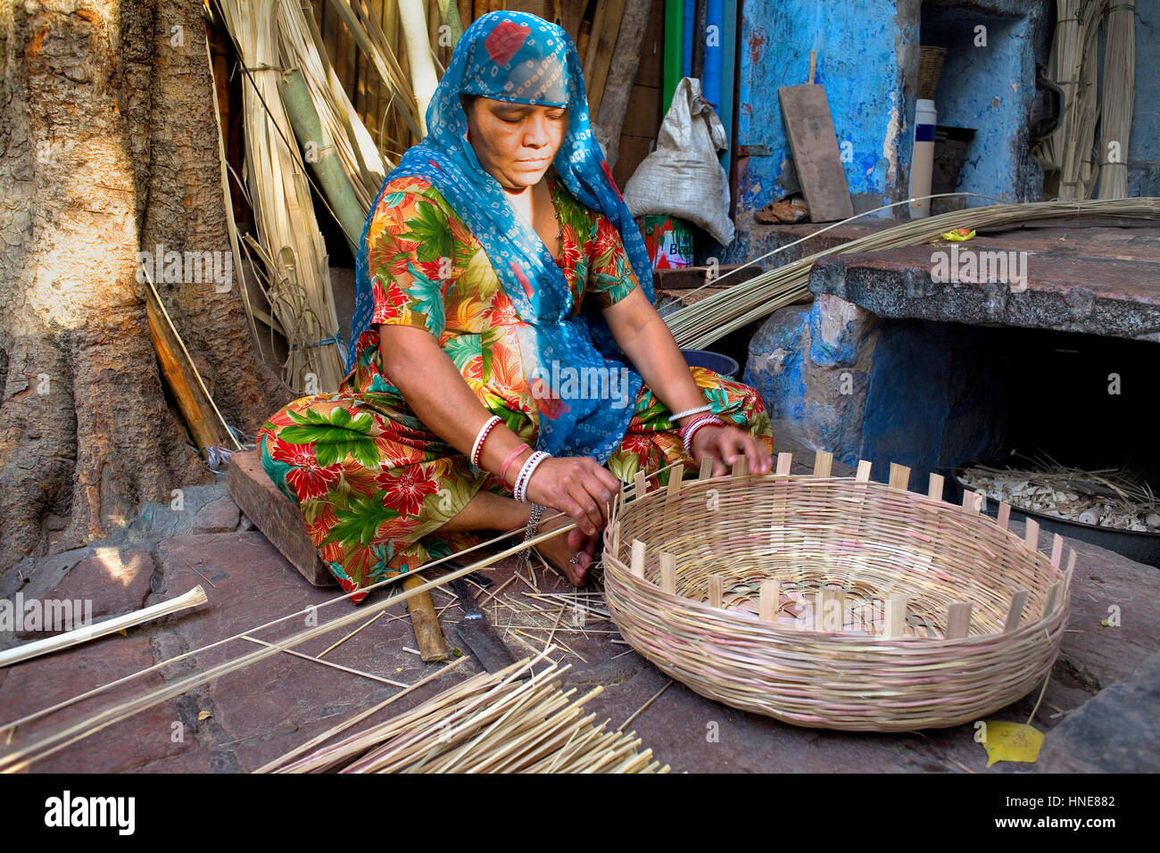 Shop, Frau, die einen Korb, in Sardar Market, Jodhpur, Rajasthan, Indien Stockfoto