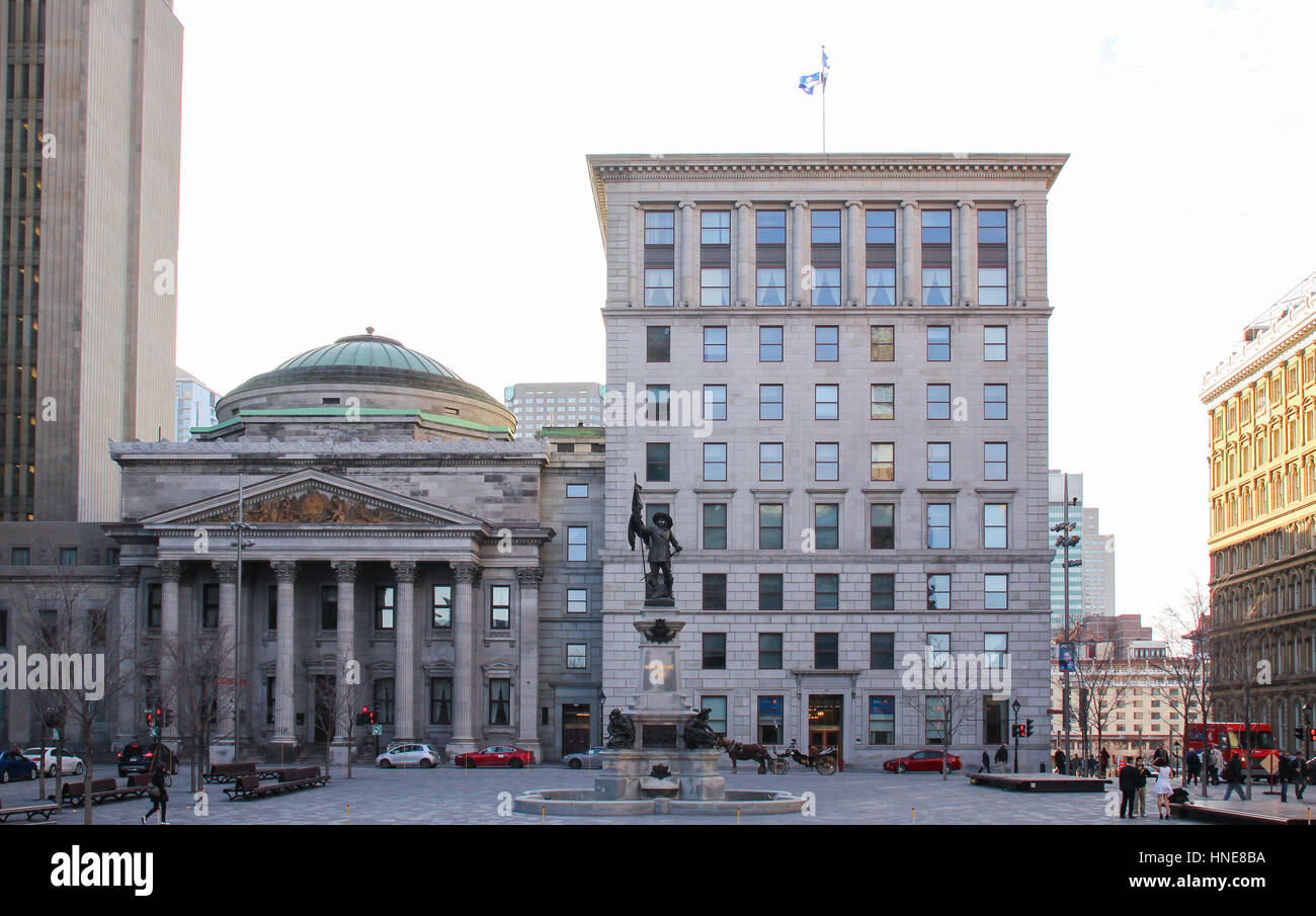 Montreal, Kanada - 17. April 2014: Statue von Paul de Chomedey de Maisonneuve, Gründer von Montreal in Place d ' Armes Stockfoto