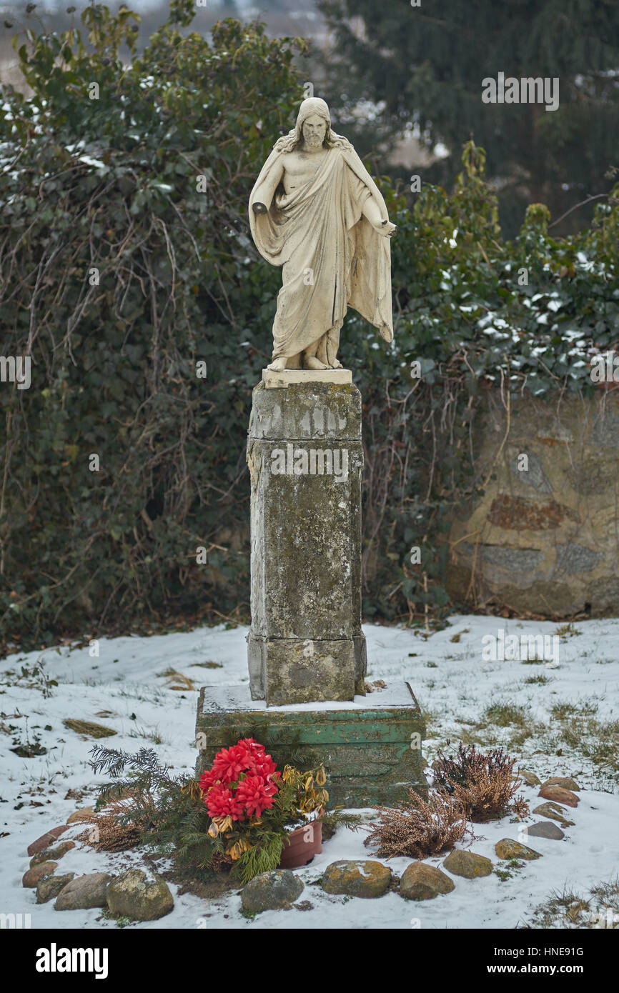 Alten zerschlissenen Figur Jesu mit beiden Händen gebrochen Stockfoto