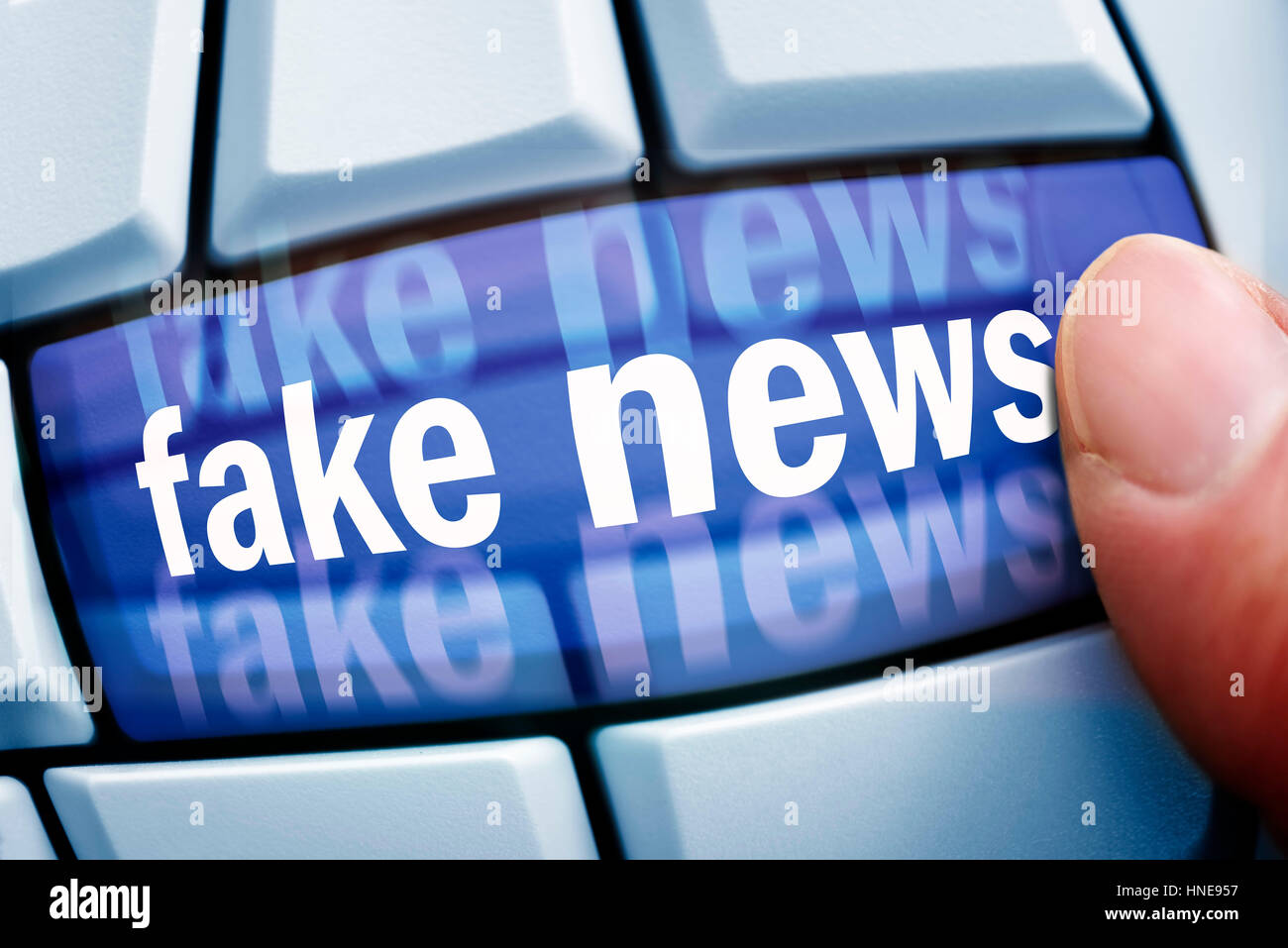 Gefälschte Nachrichten Schlag auf eine Computertaste, Fake News-Schriftzug Auf Einer Computertaste Stockfoto