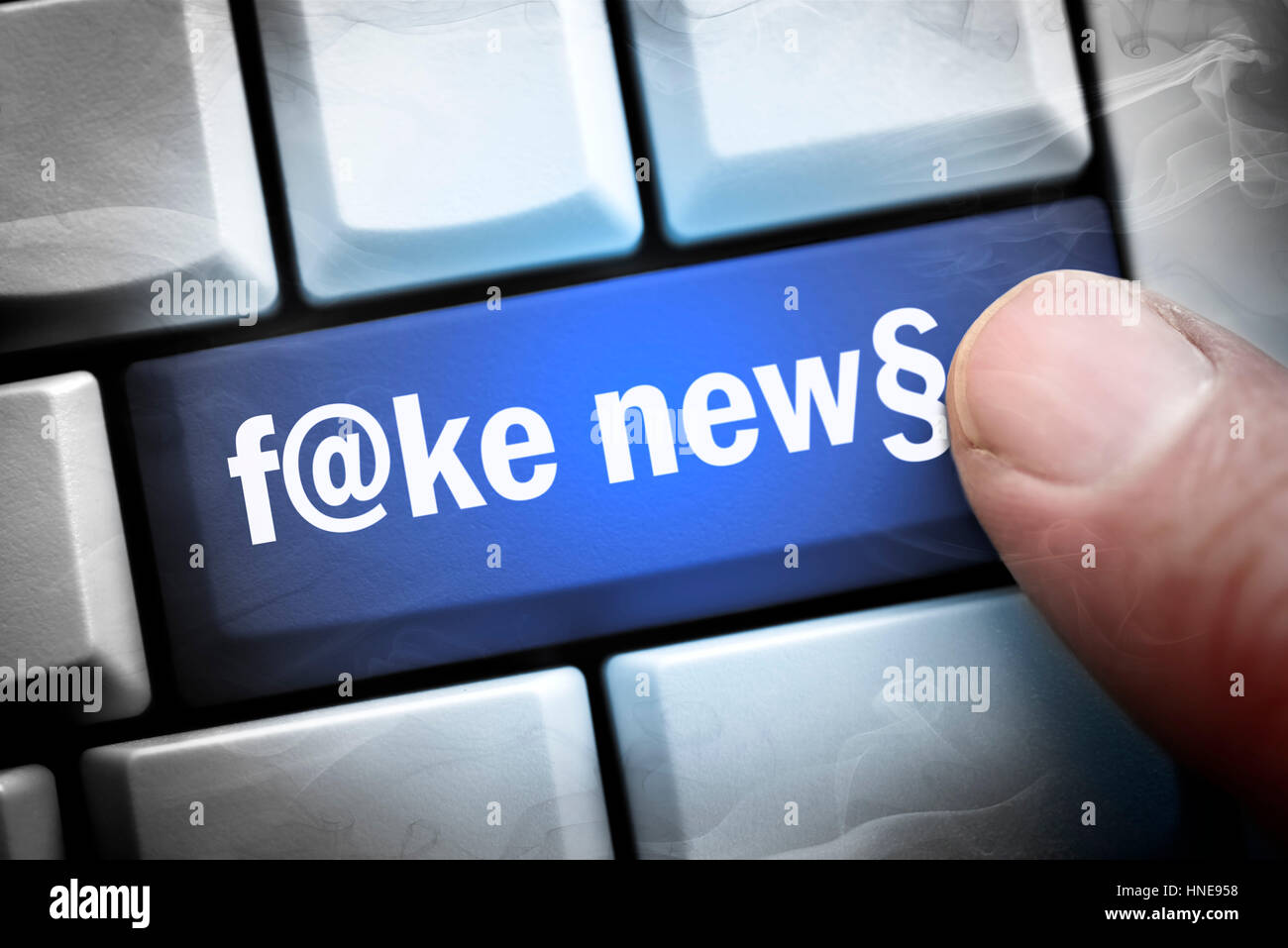 Gefälschte Nachrichten Schlag auf eine Computertaste, Fake News-Schriftzug Auf Einer Computertaste Stockfoto