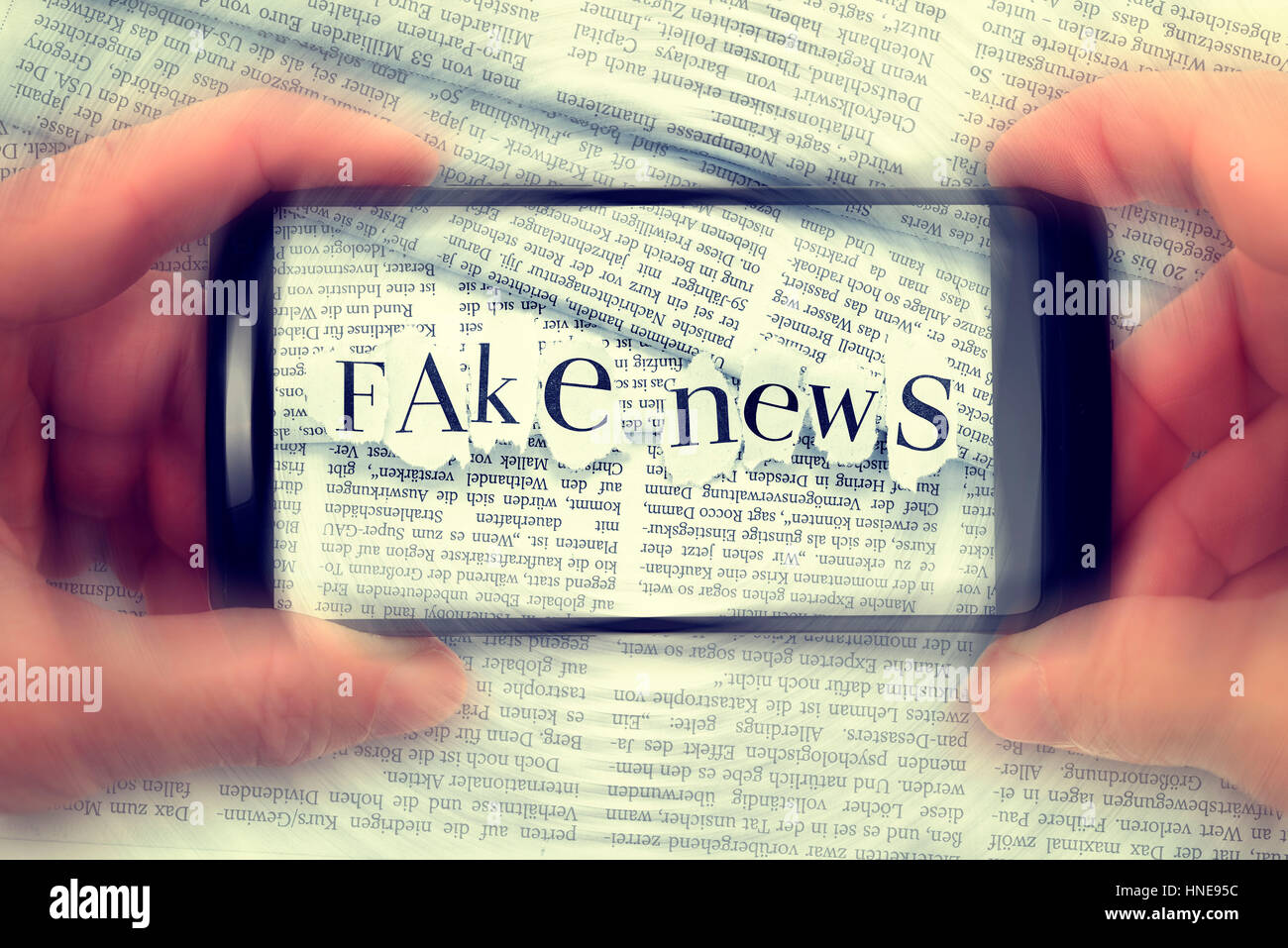 Gefälschte Nachrichten Schlag auf einem Smartphone, Fake News-Schriftzug Auf Einem Smartphone Stockfoto