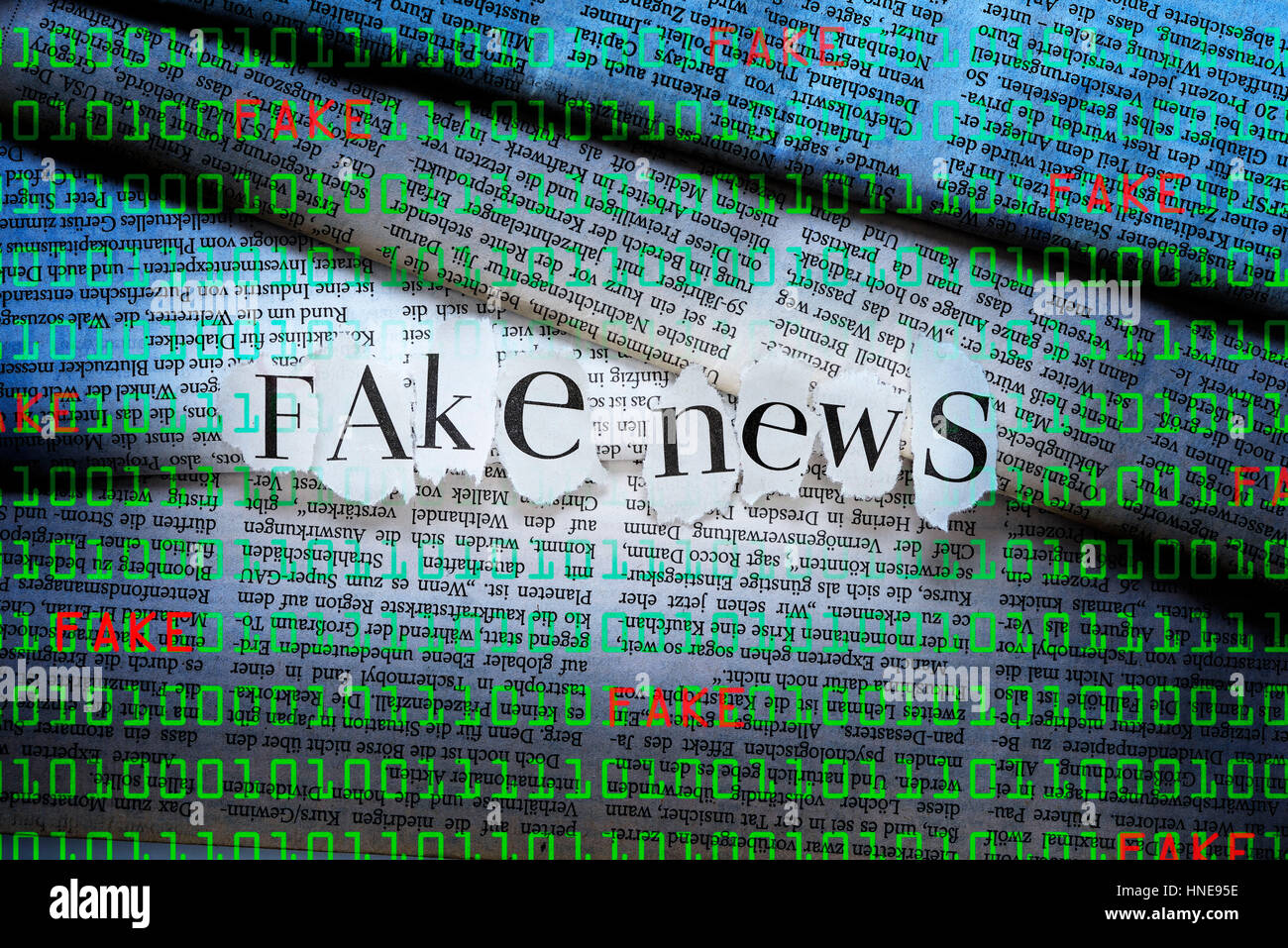 Fake News auf gestapelten Zeitungen und binären Zahlencode zu streicheln, gefälschte Nachrichten aus dem Internet, Schriftzug gefälschte Nachrichten Auf Gestapelten Zeitungen Und binärer Stockfoto