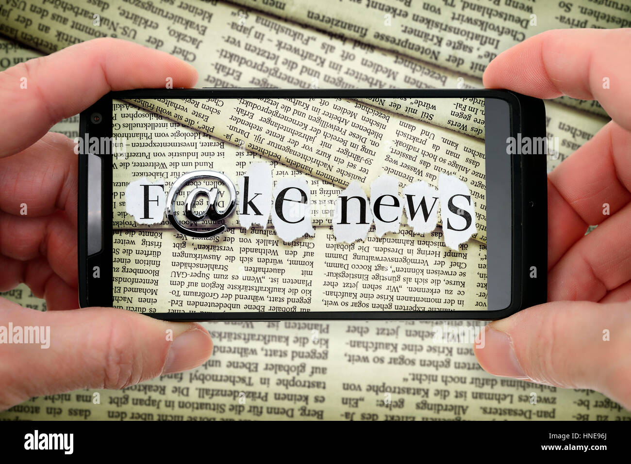 Gefälschte Nachrichten Schlag auf einem Smartphone, Fake News-Schriftzug Auf Einem Smartphone Stockfoto