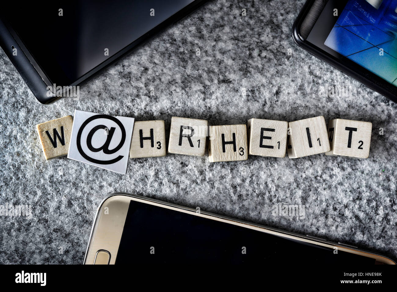 Buchstaben-Würfel bilden das Wort Wahrheit mit at-Zeichen, Wahrheit und Lüge auf soziale Netzwerke, Buchstabenwürfel Steinring Das Wort Wahrheit Mit auf Zeichen, UN-Wahrheit Stockfoto