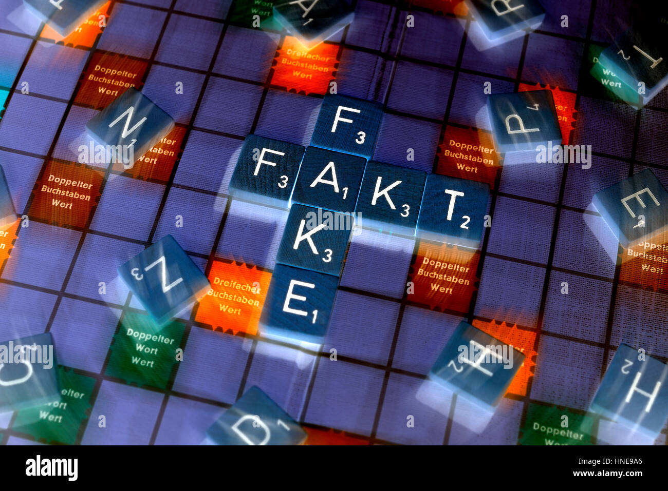 Buchstaben bilden, die Worte Tatsache und gefälschte, symbolische Foto Fake News, Buchstaben Steinring sterben Wörter Fakt Und Fake, Symbolfoto Fake News Stockfoto