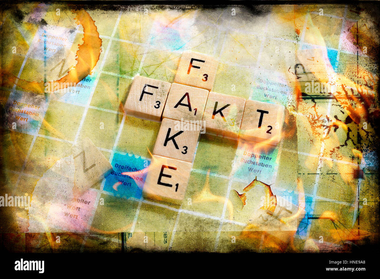 Buchstaben bilden, die Worte Tatsache und gefälschte, symbolische Foto Fake News, Buchstaben Steinring sterben Wörter Fakt Und Fake, Symbolfoto Fake News Stockfoto