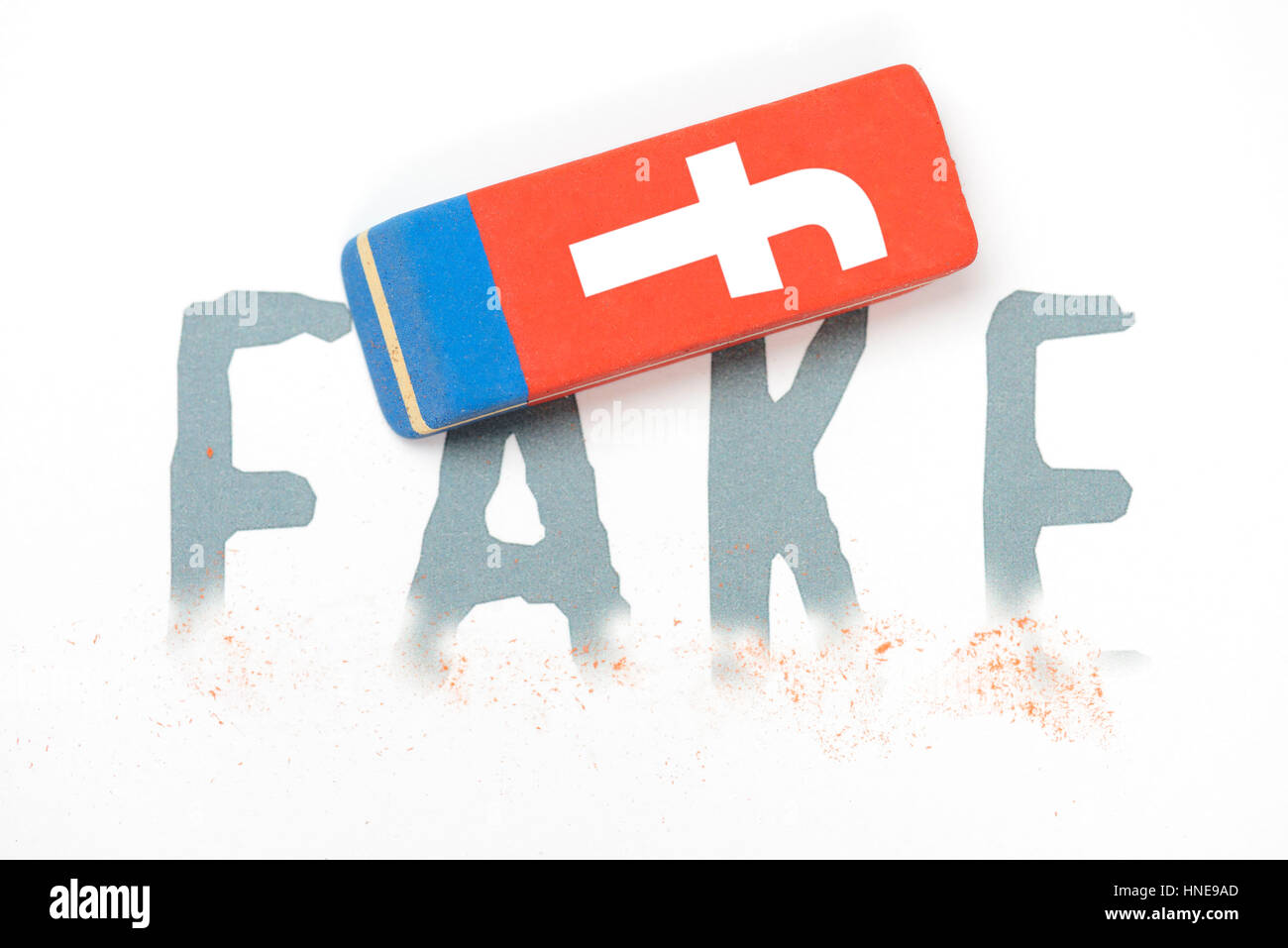 Das Wort Fake mit Facebook Kautschuk, Fake Nachrichten in sozialen Netzwerken, Das Johanniskraut Fake Mit Facebook-Radiergummi, gefälschte Nachrichten in Sozialen Netzwerken Stockfoto