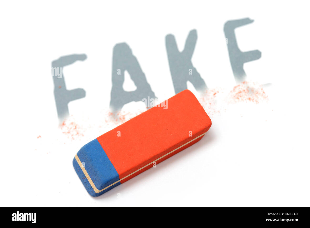Das Wort Fake mit Kautschuk, Löschen von Fake Nachrichten in sozialen Netzwerken, Das Johanniskraut Fake Mit Radiergummi, Löschung von Fake Nachrichten in Sozialen Netzwerken Stockfoto