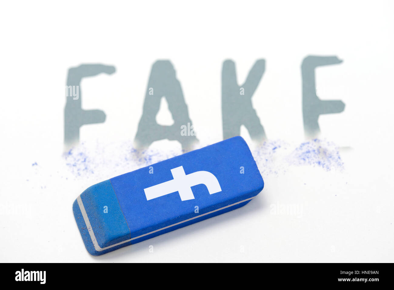 Das Wort Fake mit Facebook Kautschuk, Fake Nachrichten in sozialen Netzwerken, Das Johanniskraut Fake Mit Facebook-Radiergummi, gefälschte Nachrichten in Sozialen Netzwerken Stockfoto