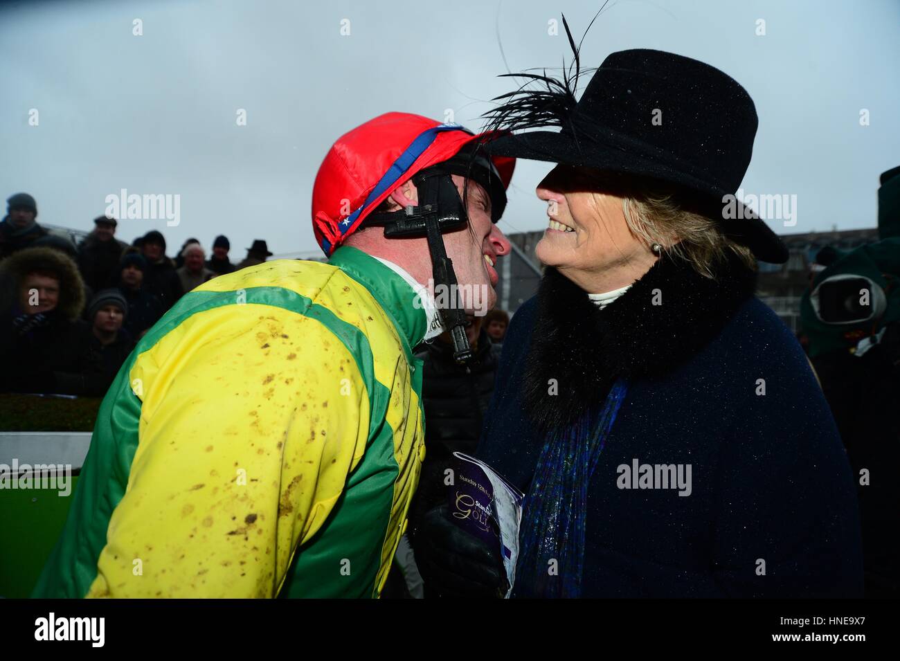 Stan James Irish Gold Cup Gewinner Jockey Robert Power teilt einen Kuss mit Trainer Jessica Harrington tagsüber Stan James Irish Gold Cup in Leopardstown Racecourse, Dublin. Stockfoto