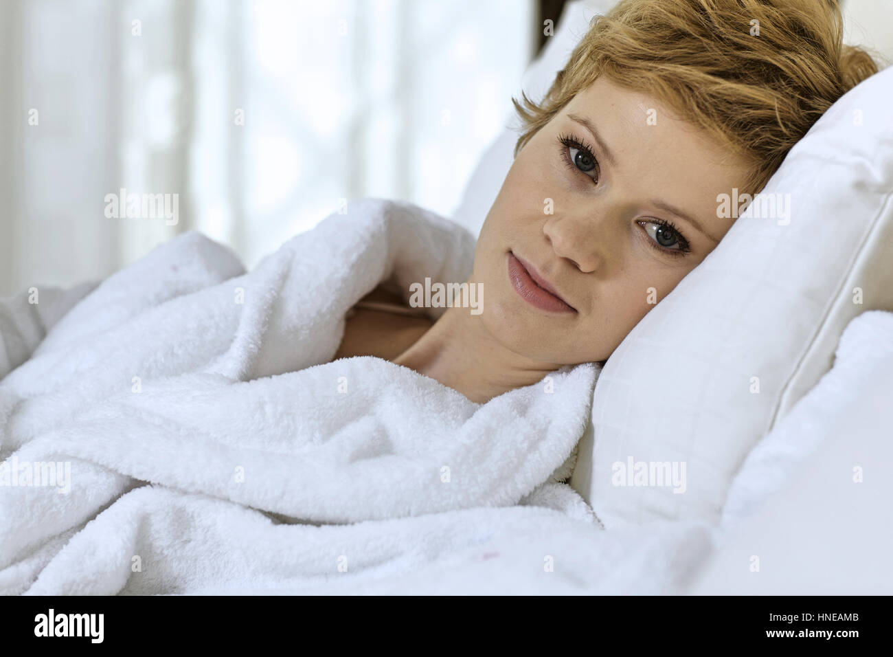 Junge Frau im Bett Stockfoto