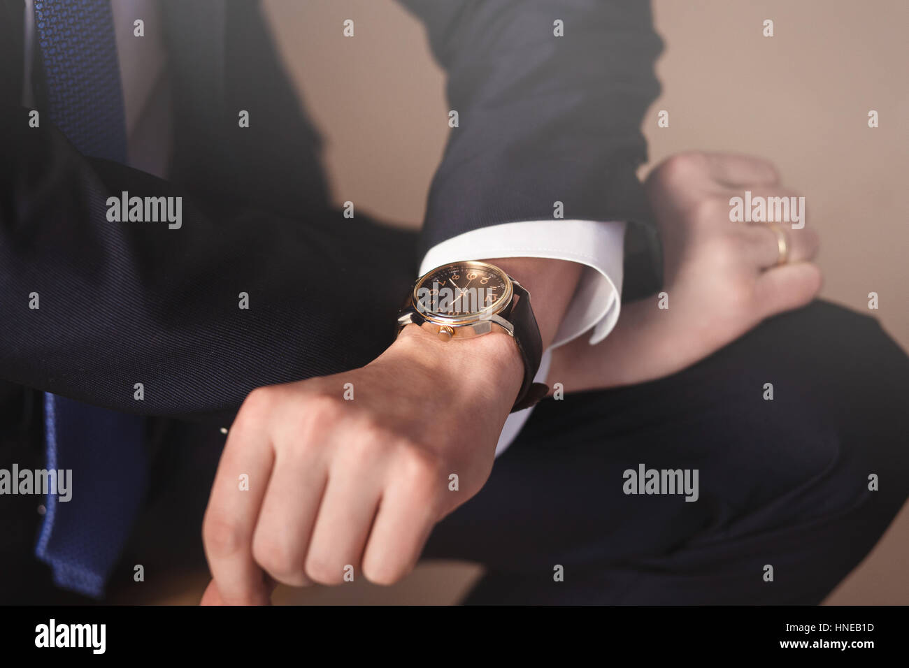 Geschäftsmann oder Bräutigam aussehen seine Uhr Stockfotografie - Alamy