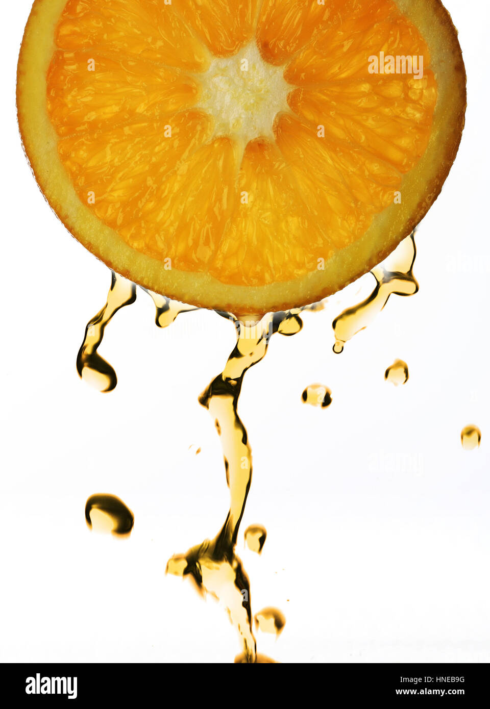 Orangensaft Droping aus Orangenscheibe Stockfoto