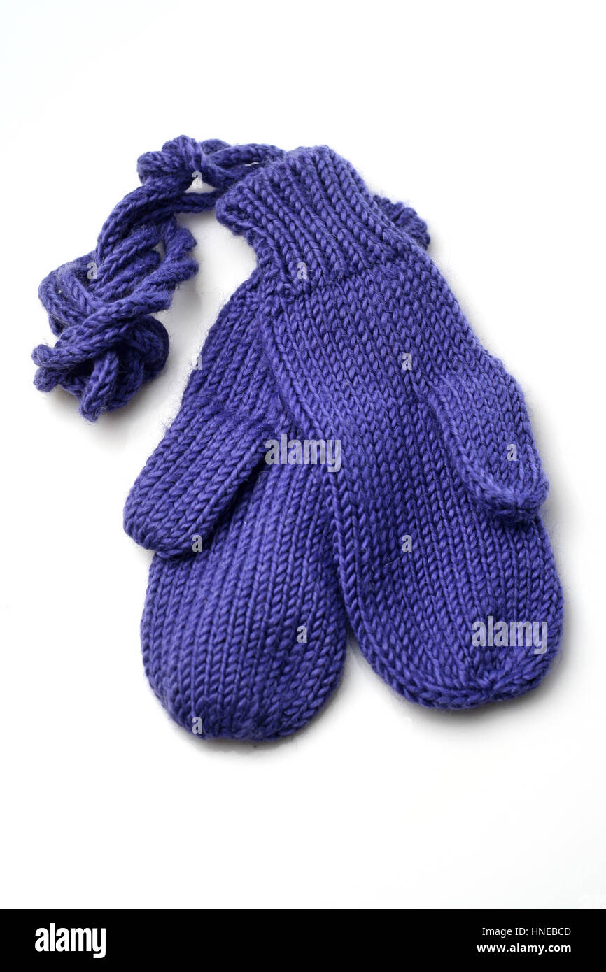 Baby Handschuhe auf weißem Hintergrund Stockfoto