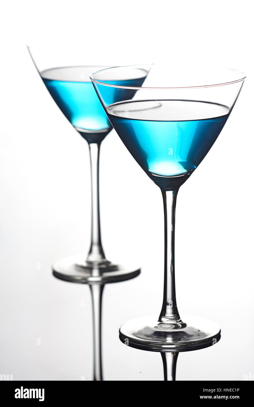 Nahaufnahme von Getränken in Martini-Gläser Stockfoto