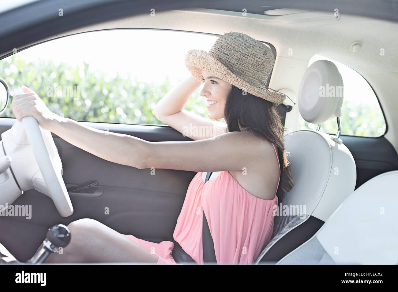 Seitenansicht der glückliche Frau Auto fahren Stockfoto